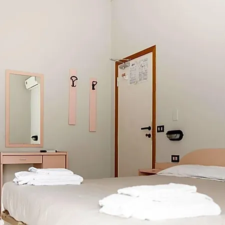 Laura Hotel *