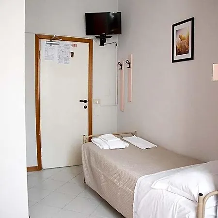 Laura Hotel *